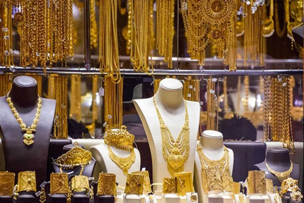   18 واحد طلا فروشی سردشت به دلیل ناراضی بودن از نسبت مالیاتی  شهرستان که به نسبت شهرهای همجوار بالا بود و مطابق طلافروشی های تهران محاسبه می شد ، وارد مشاغل دیگری چون املاک و خودرو شدند.  